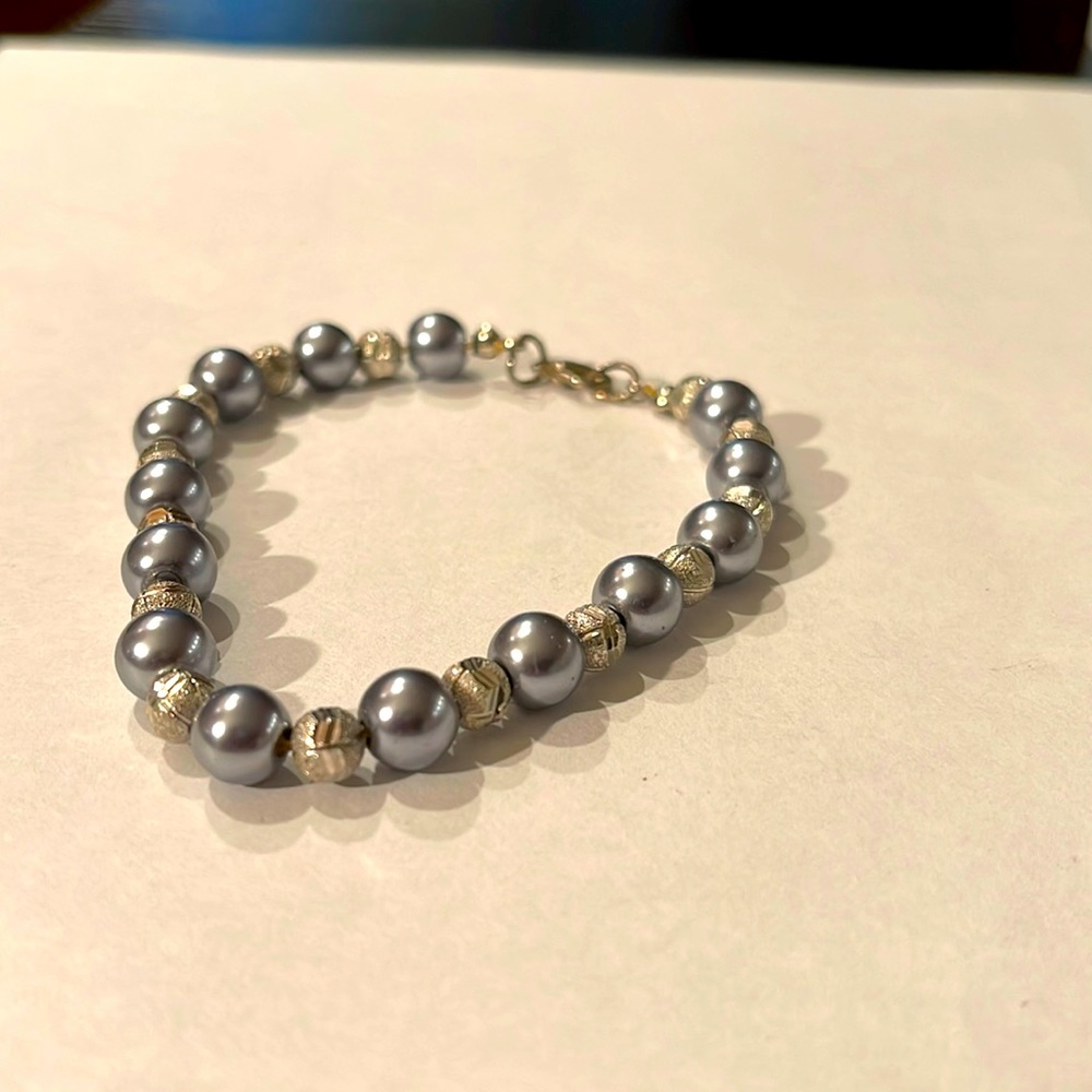 Costume gray pearl bracelet